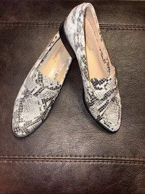 Dunion faux snake skin gray, black, and white loafers size 8M